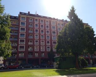 Vista exterior de Pis en venda en Oviedo  amb Calefacció, Parquet i Terrassa