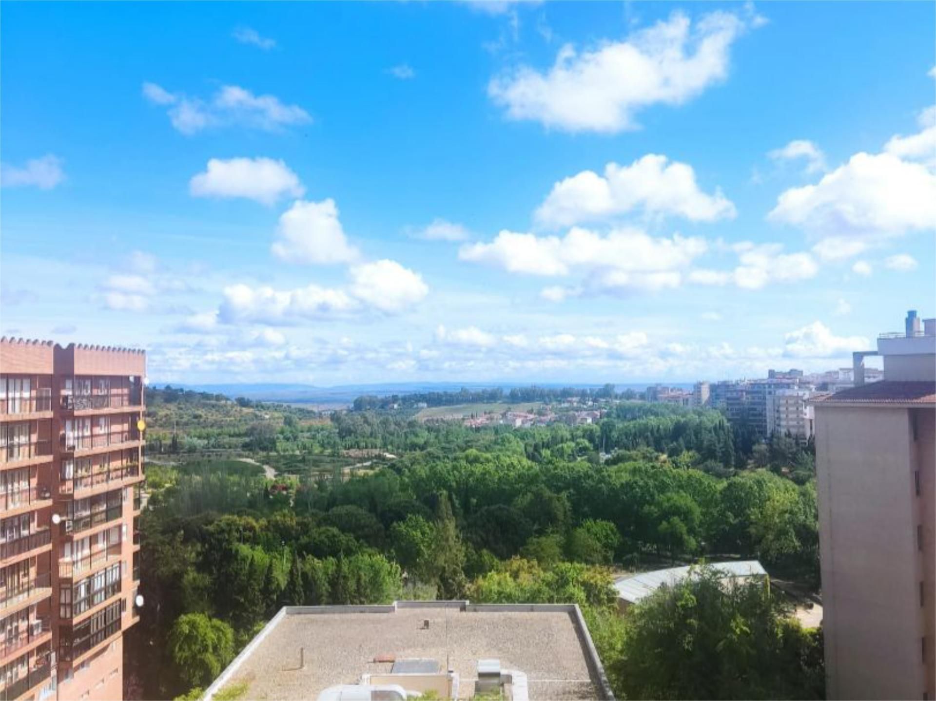 Vista exterior de Pis en venda en Cáceres Capital amb Aire condicionat, Terrassa i Balcó