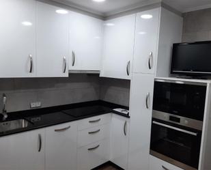 Cuina de Casa o xalet de lloguer en Cacabelos amb Jardí privat, Parquet i Terrassa
