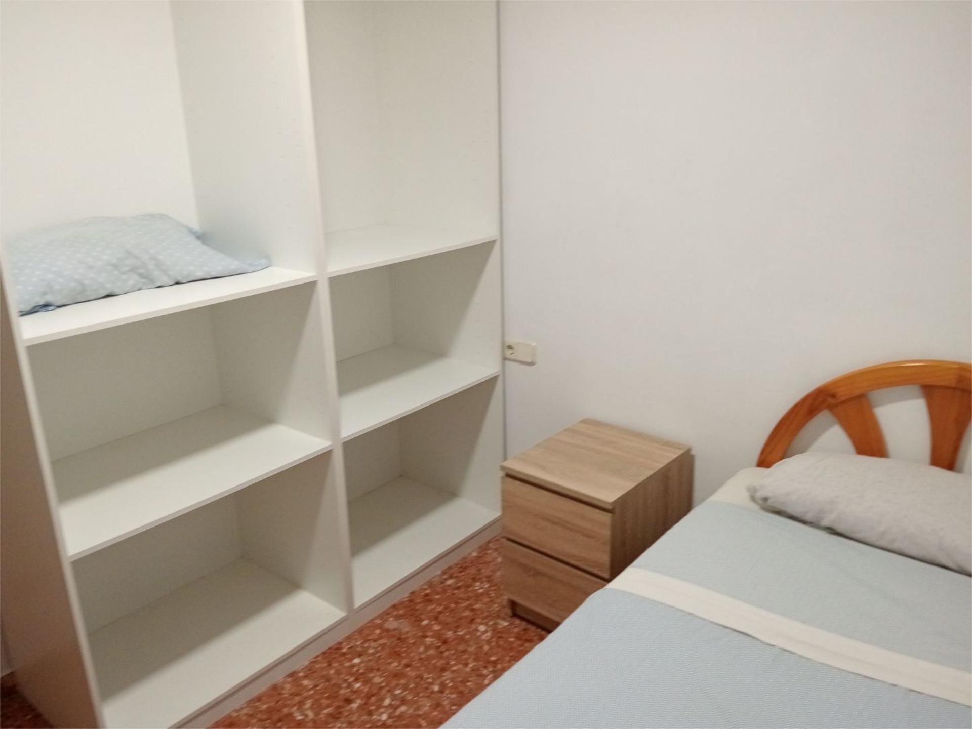 Dormitori de Pis per a compartir en Alzira amb Moblat i Balcó