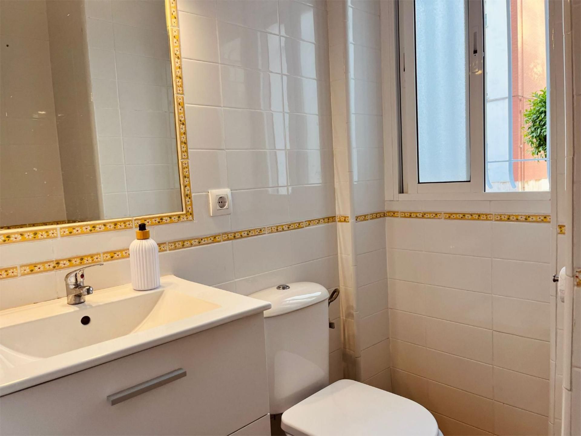 Bathroom of Flat to rent in  Sevilla Capital  with Air Conditioner, Heating and Furnished