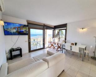 Sala d'estar de Dúplex de lloguer en Torredembarra amb Aire condicionat, Parquet i Terrassa