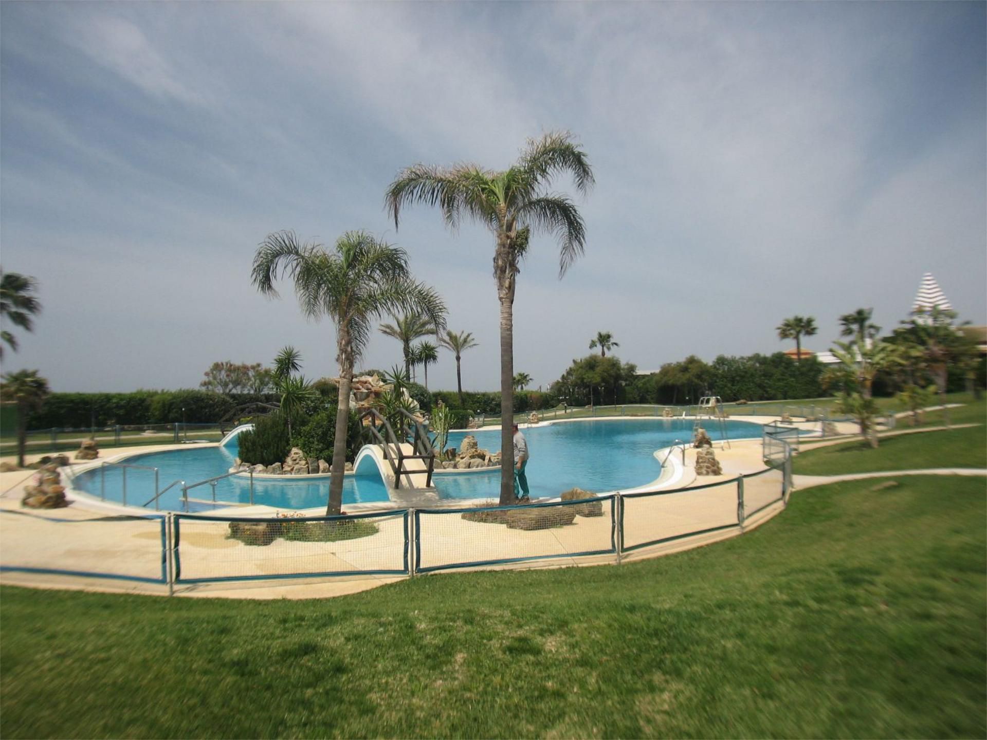 Piscina de Apartament en venda en Zahara de los Atunes amb Aire condicionat, Terrassa i Piscina