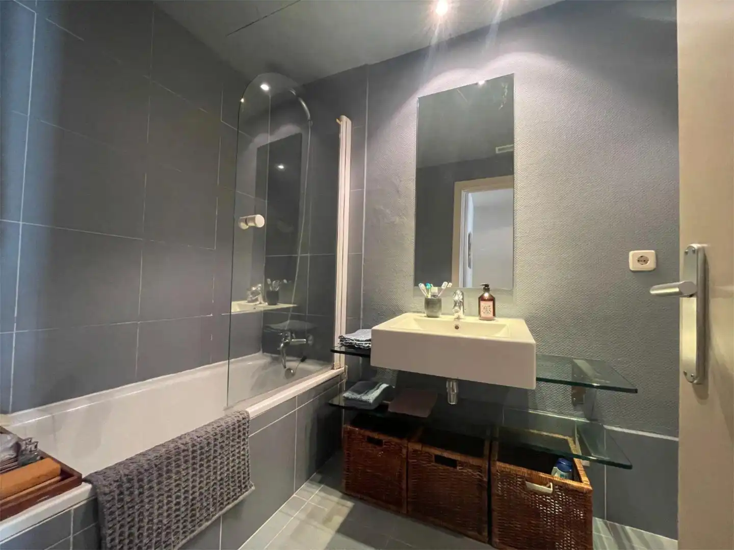 Badezimmer von Wohnungen zur Miete in  Madrid Capital mit Klimaanlage und Balkon