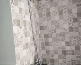 Bathroom of Flat to rent in  Sevilla Capital  with Air Conditioner, Heating and Parquet flooring