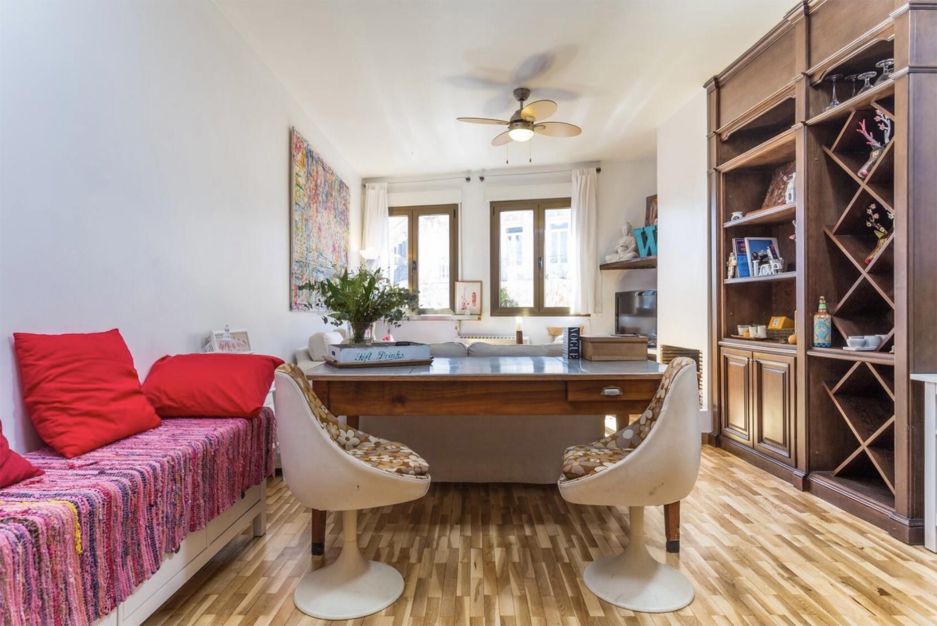 Sala d'estar de Apartament de lloguer en  Madrid Capital amb Aire condicionat, Calefacció i Parquet