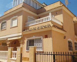 Vista exterior de Casa adosada en venda en Orihuela amb Aire condicionat, Terrassa i Piscina