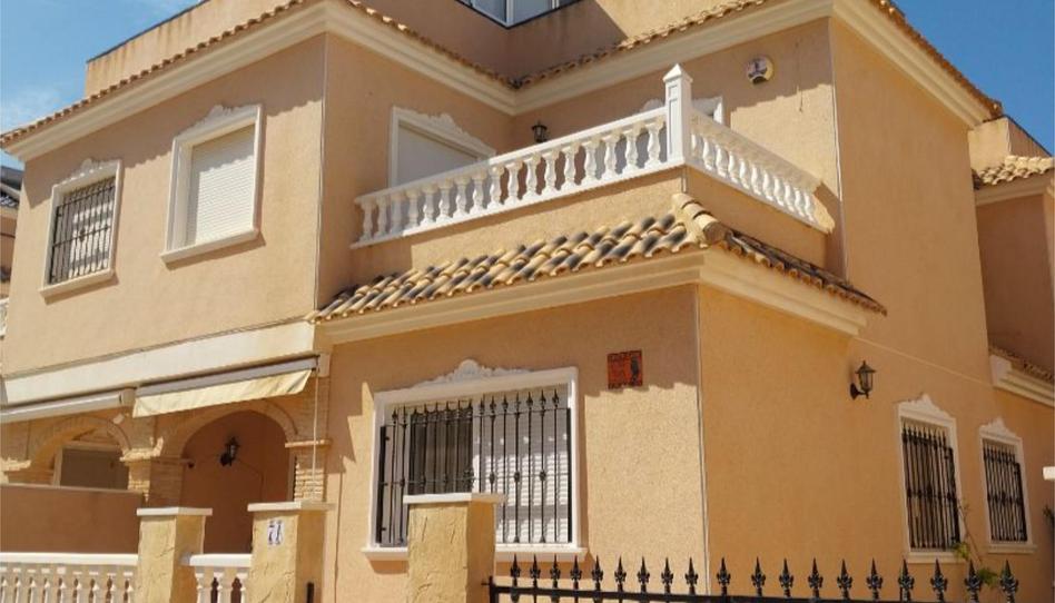 Casa adosada en venda a Calle Clavo, 15, Villamartín - Las Filipinas, Alicante - imatge 1 Foto 1 de Casa adosada en venda a Calle Clavo, 15, Villamartín - Las Filipinas, Alicante