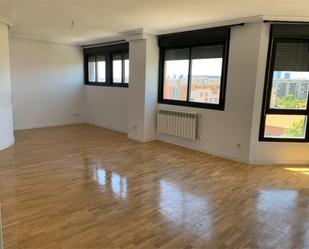 Dormitori de Dúplex en venda en  Madrid Capital amb Aire condicionat, Calefacció i Jardí privat