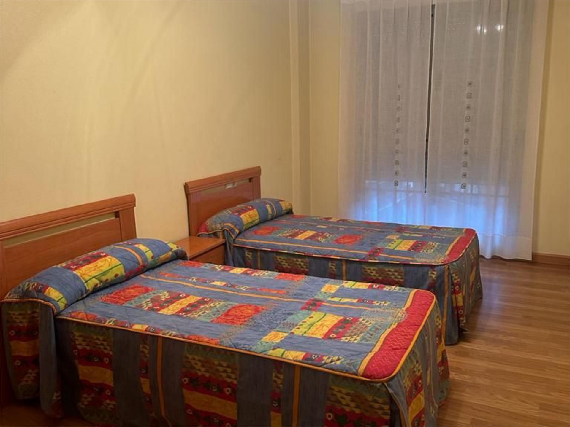 Dormitori de Apartament de lloguer en Ponferrada amb Calefacció, Parquet i Traster