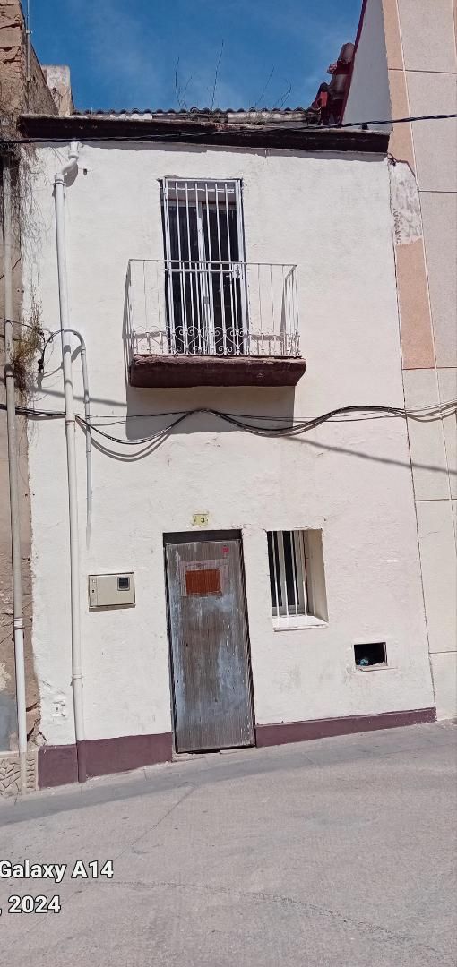 Vista exterior de Casa adosada en venda en Tortosa amb Balcó