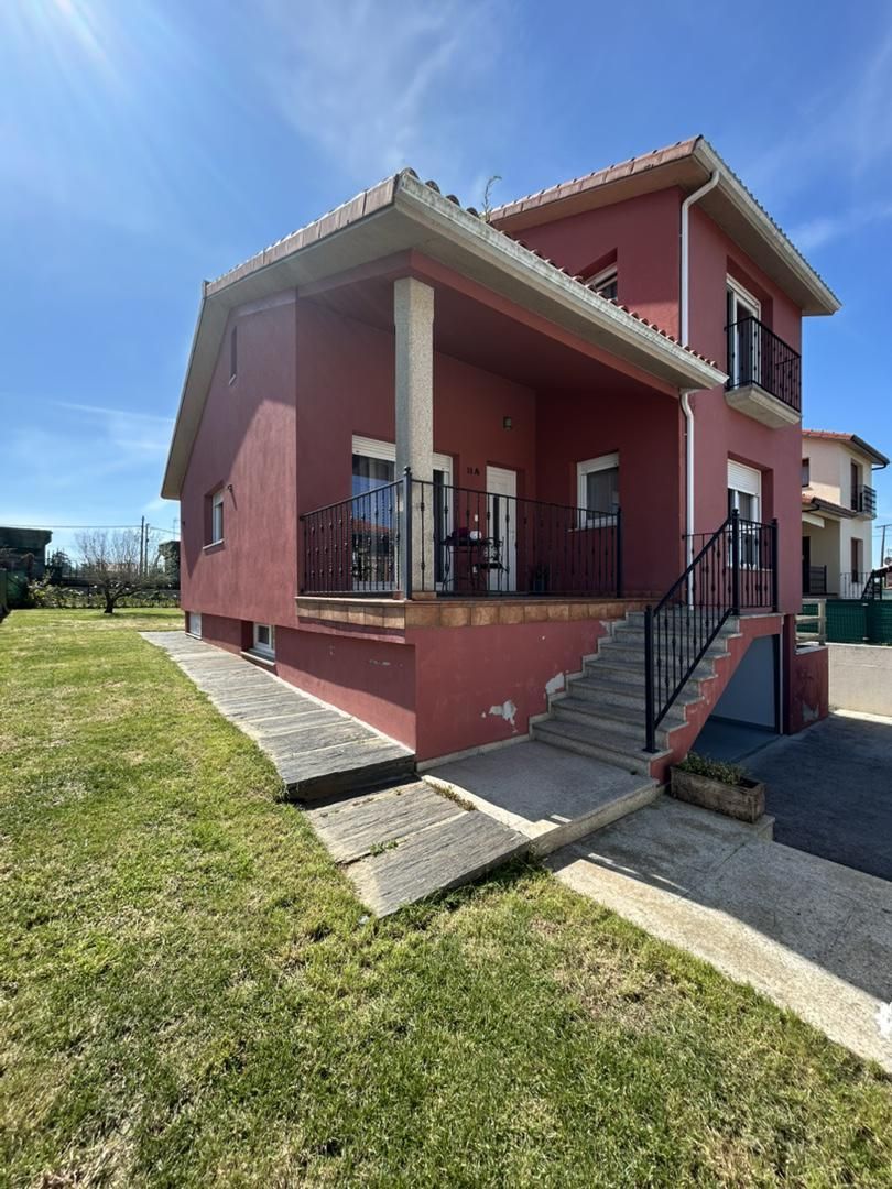 Vista exterior de Casa o xalet en venda en Betanzos amb Calefacció, Jardí privat i Terrassa