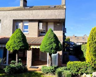 Vista exterior de Casa o xalet en venda en Zizur Mayor / Zizur Nagusia amb Aire condicionat, Terrassa i Piscina
