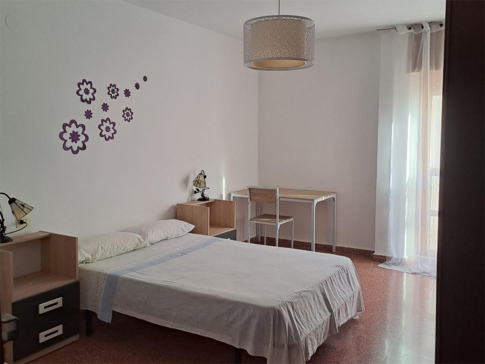 Dormitori de Apartament per a compartir en Villanueva de la Jara amb Calefacció, Moblat i Balcó