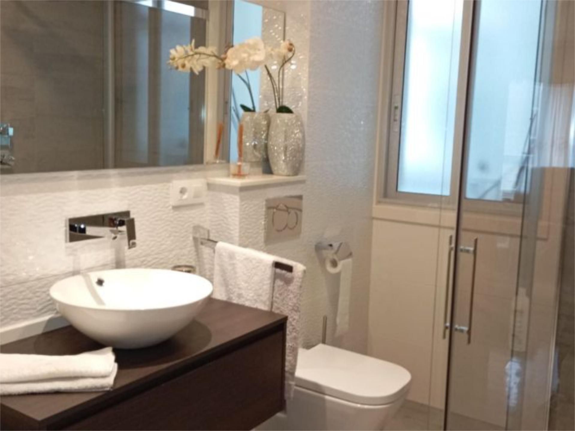 Bathroom of Flat to rent in A Coruña Capital   with Heating, Parquet flooring and Furnished