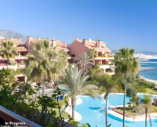Vista exterior de Dúplex en venda en Marbella amb Aire condicionat, Terrassa i Piscina