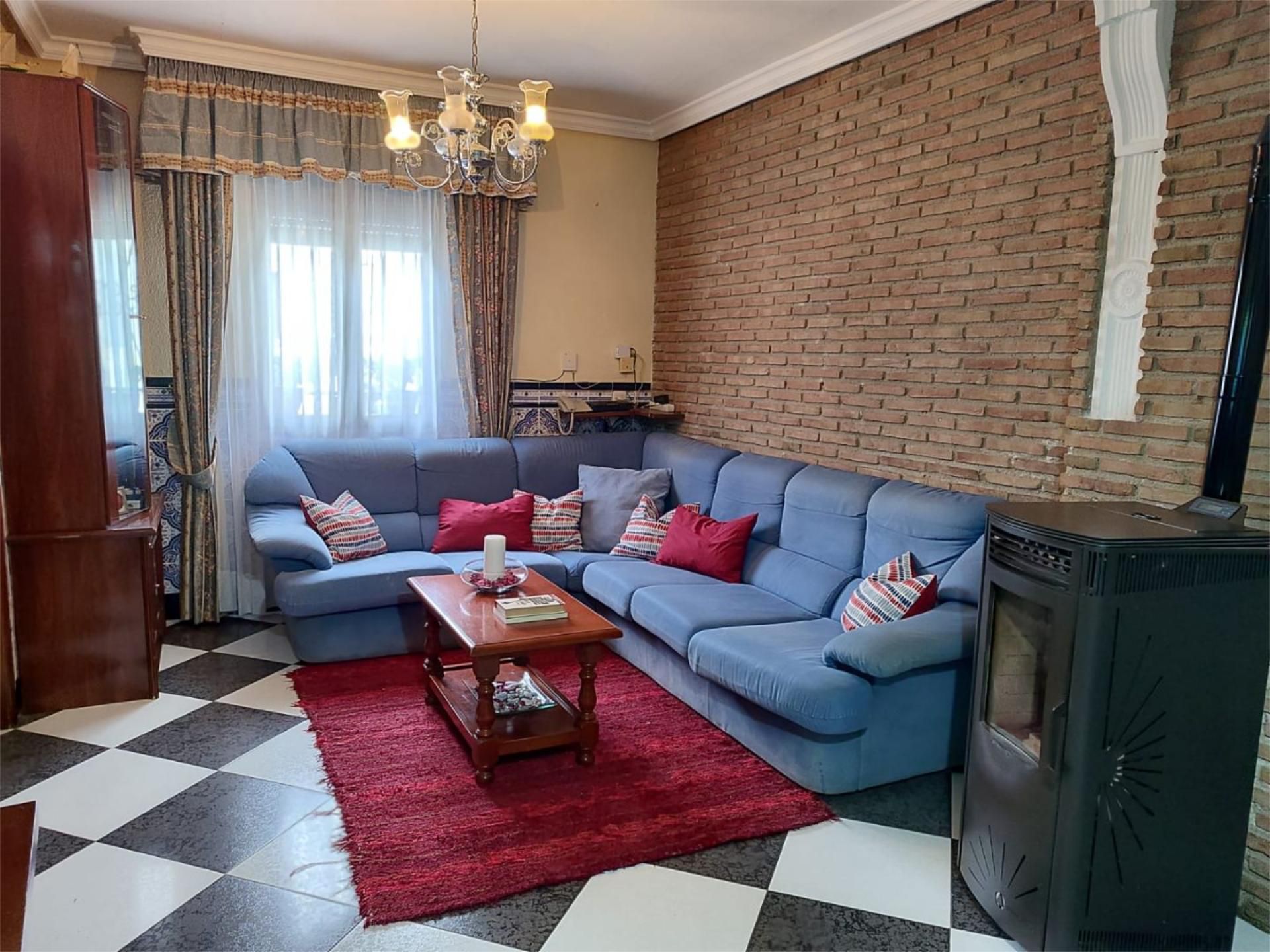 Sala d'estar de Casa adosada en venda en Priego de Córdoba amb Aire condicionat i Balcó