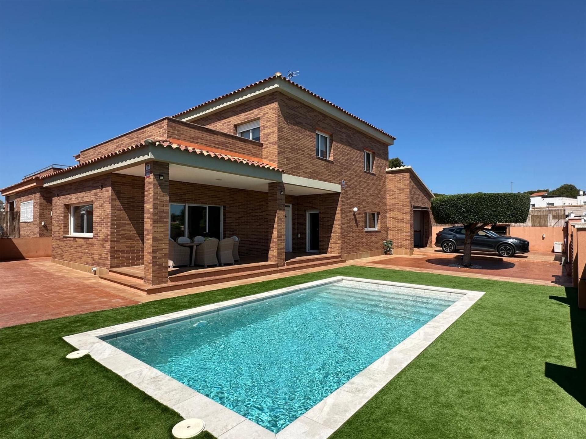 Piscina de Casa o xalet en venda en Cubelles amb Aire condicionat, Terrassa i Piscina