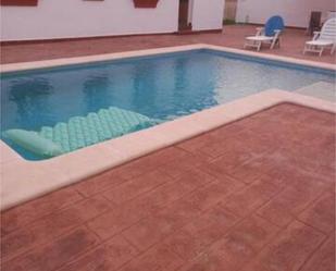Piscina de Casa adosada de lloguer en Chiclana de la Frontera amb Piscina i Moblat