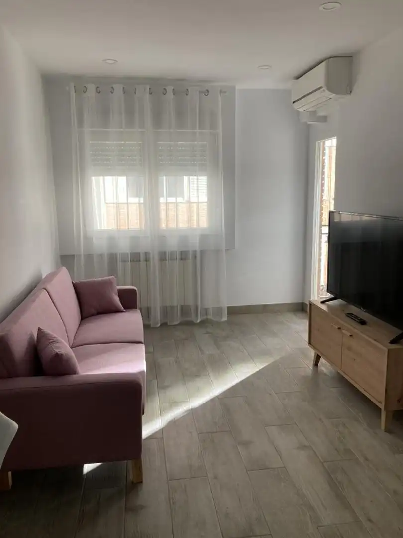 Habitación en Plaza Jesús Guridi, 1, Casco histórico Sala de estar de Piso para compartir en Alcalá de Henares con Aire acondicionado, Calefacción y Terraza