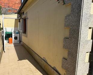 Vista exterior de Casa adosada en venda en Guitiriz amb Calefacció, Jardí privat i Moblat