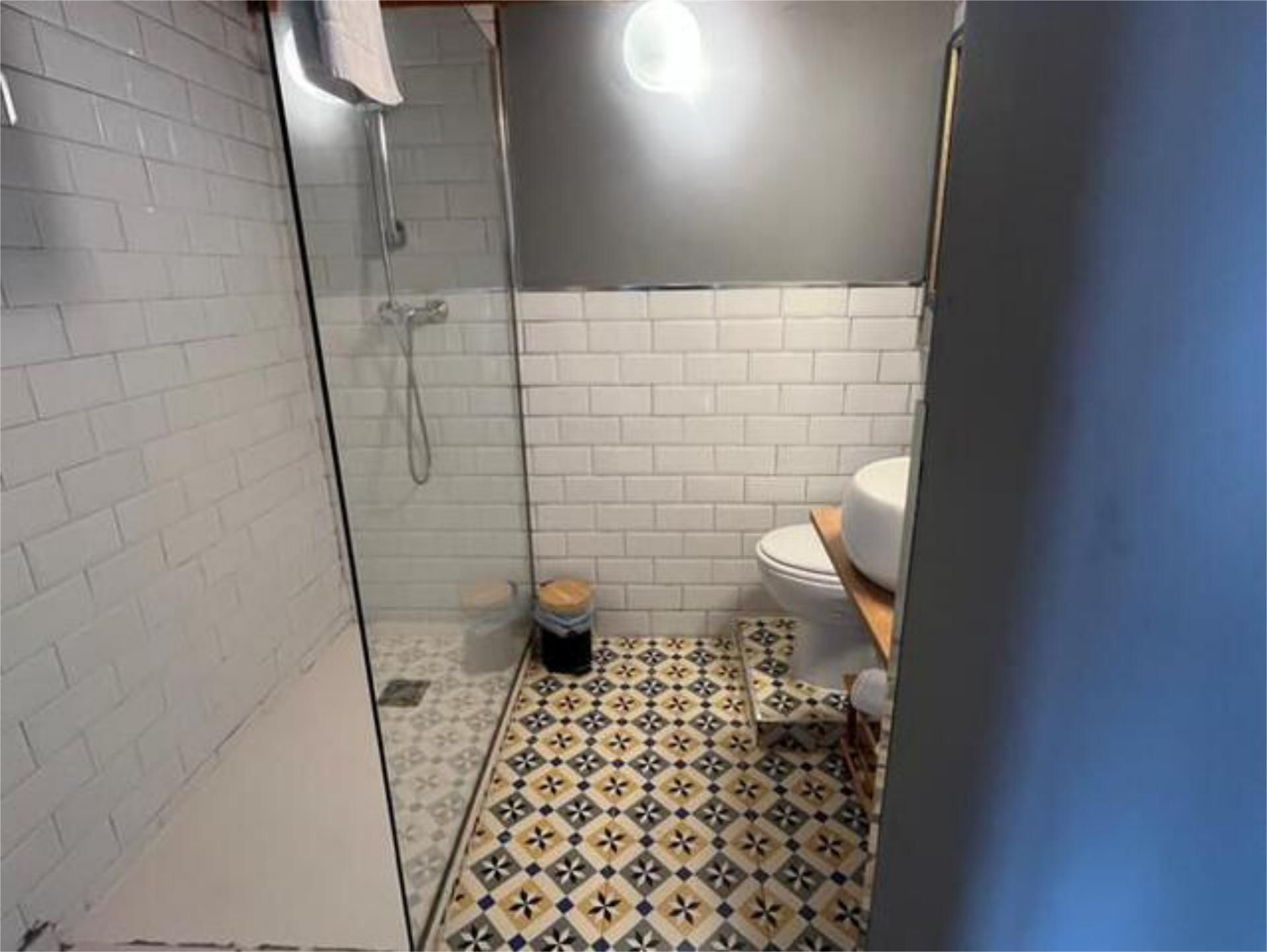Bany de Apartament de lloguer en Burgos Capital amb Calefacció i Moblat