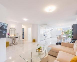 Sala d'estar de Pis de lloguer en Marbella amb Aire condicionat, Piscina i Balcó