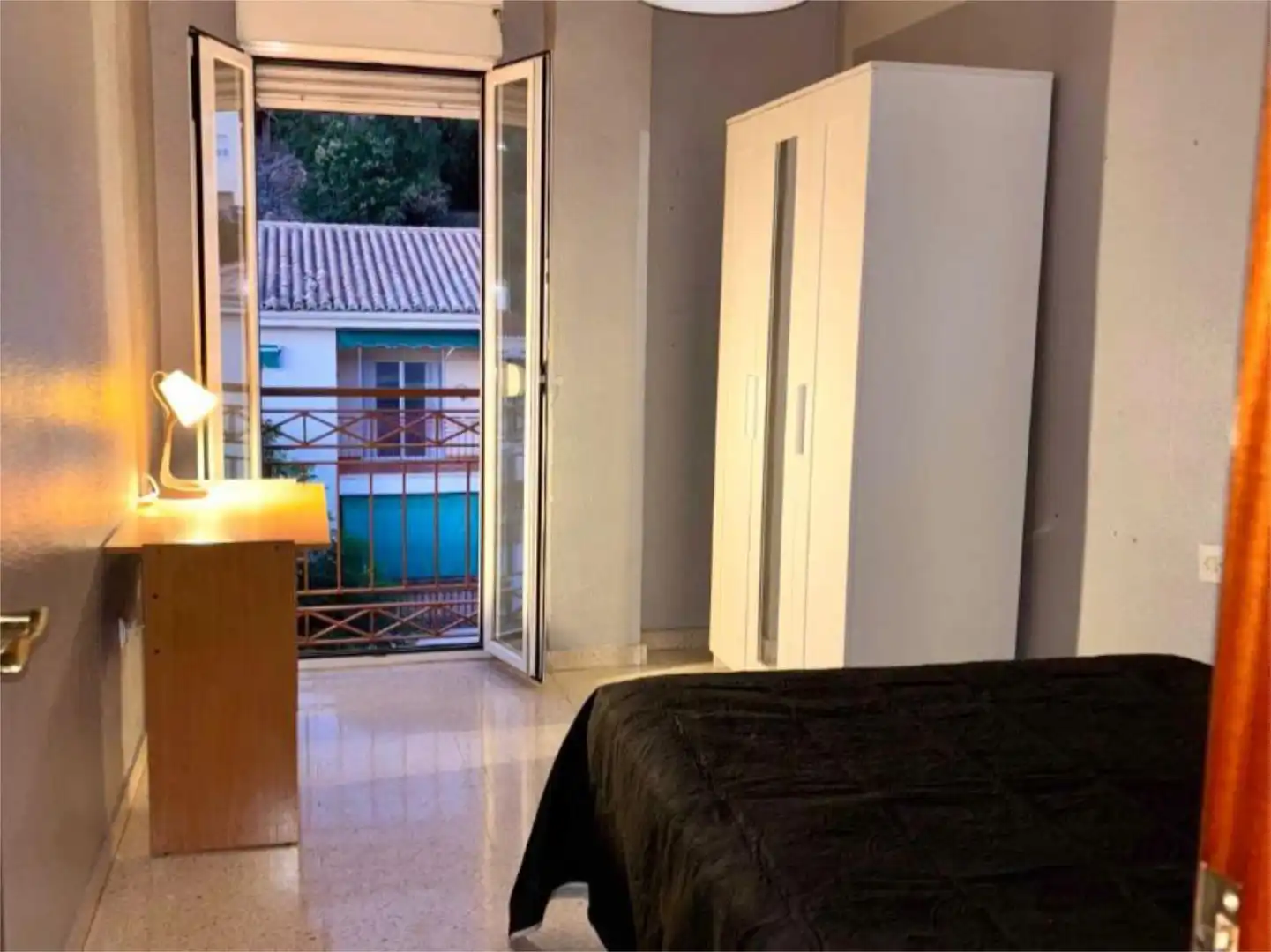 Habitación en Plaza de la Iglesia, 4, Huétor Vega Habitación de Piso para compartir en Huétor Vega con Aire acondicionado, Amueblado y Parking comunitario