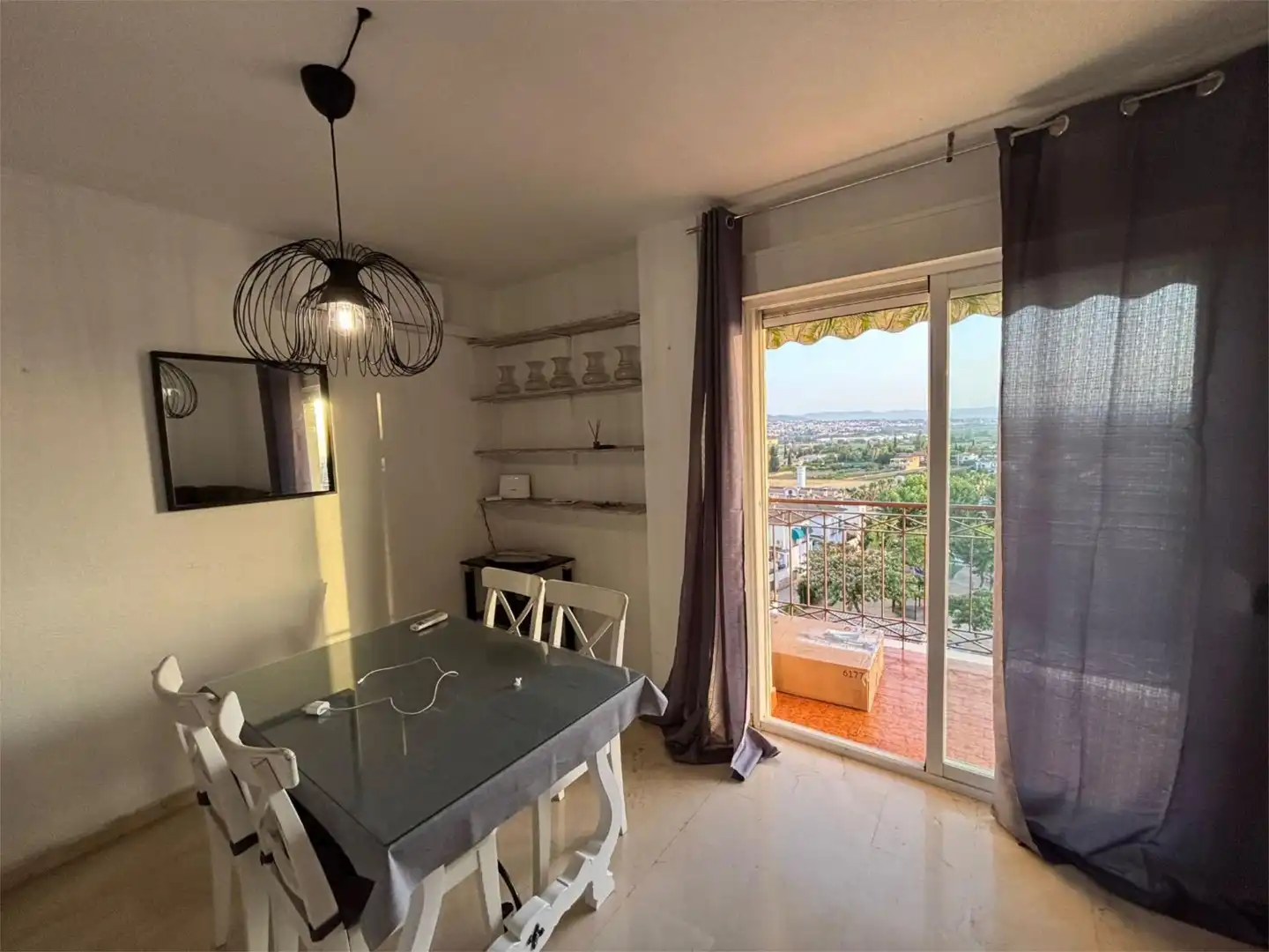 Habitación en Plaza de la Iglesia, 4, Huétor Vega Comedor de Piso para compartir en Huétor Vega con Aire acondicionado, Amueblado y Parking comunitario