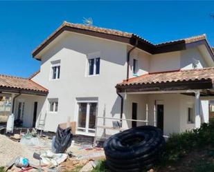Vista exterior de Casa o xalet en venda en Cistérniga amb Calefacció, Jardí privat i Terrassa