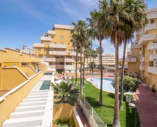 Vista exterior de Apartament en venda en Roquetas de Mar amb Aire condicionat, Terrassa i Piscina