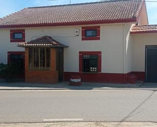 Vista exterior de Planta baixa de lloguer en Castellanos de Villiquera amb Calefacció, Traster i Moblat