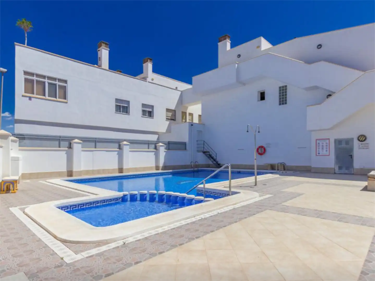 Flat for sale in Calle Girasoles, 31, Los Peñascos - El Salero - Los Imbernones Swimming pool of Flat for sale in San Pedro del Pinatar with Air Conditioner, Terrace and Swimming Pool