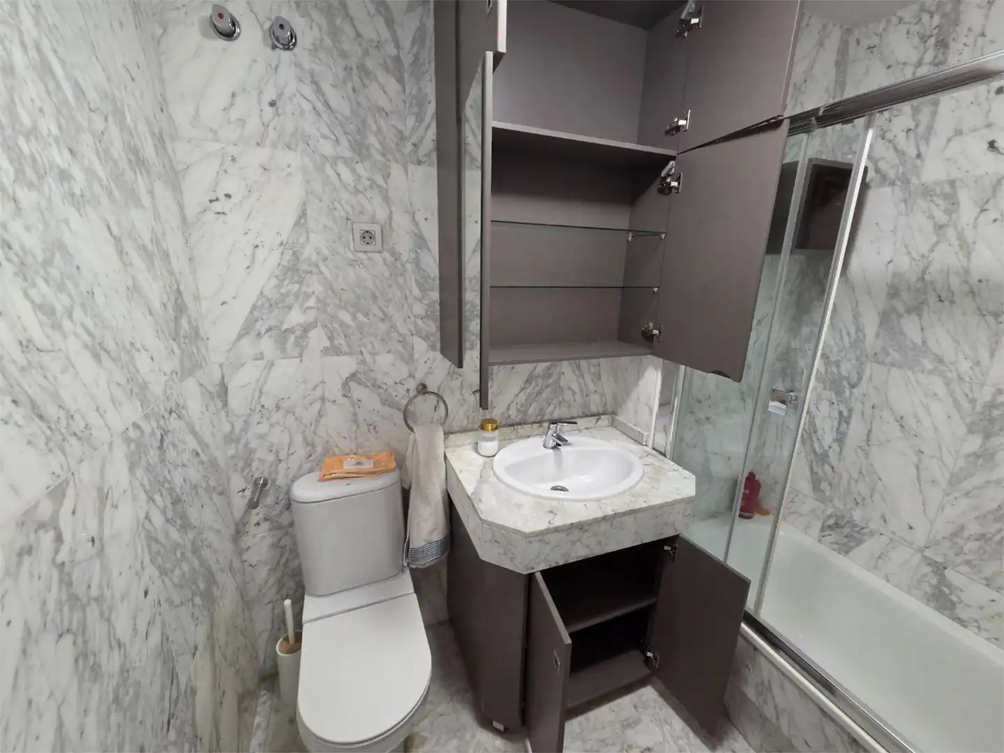 Zimmer in Calle Turmalina, 7, Arroyo de la Miel Badezimmer von Wohnung zur untervermieten in Benalmádena mit Privatgarten, Terrasse und Schwimmbad