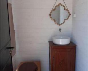 Bany de Casa o xalet en venda en Zorita amb Jardí privat