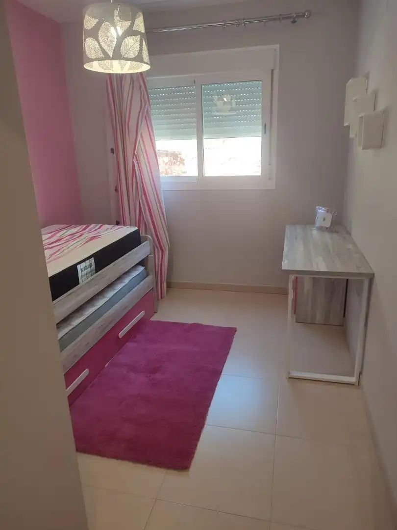 Pis de lloguer a Calle Nigeria, 1, Churriana - El Pizarrillo - La Noria-Guadalsol Dormitori de Pis de lloguer en Málaga amb Terrassa, Moblat i Forn