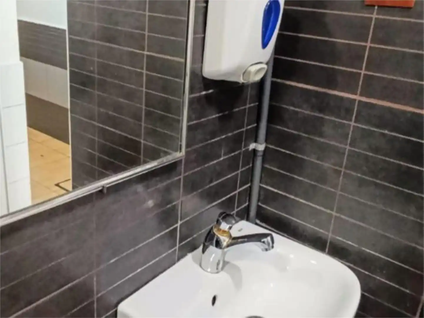 Local en traspaso en Carrer de Pujós, 58, Collblanc Baño de Local en traspaso en L'Hospitalet de Llobregat con Aire acondicionado, Calefacción y Amueblado