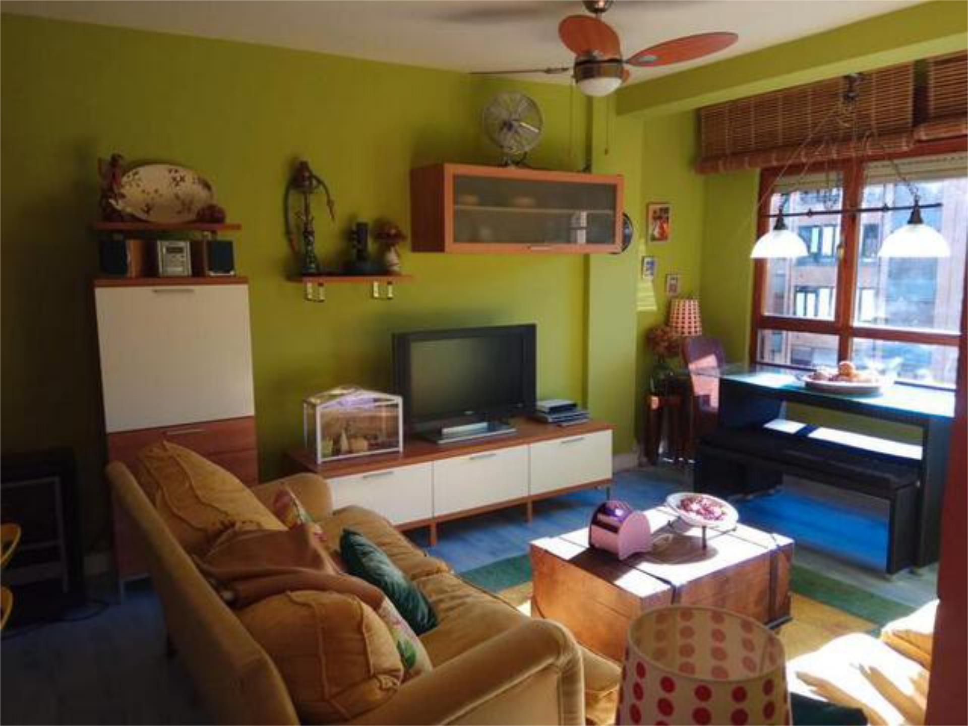 Sala d'estar de Pis de lloguer en Castrillón amb Calefacció, Terrassa i Moblat