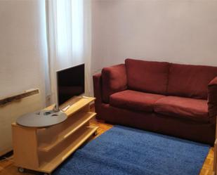 Sala d'estar de Apartament de lloguer en  Madrid Capital amb Calefacció, Parquet i Moblat