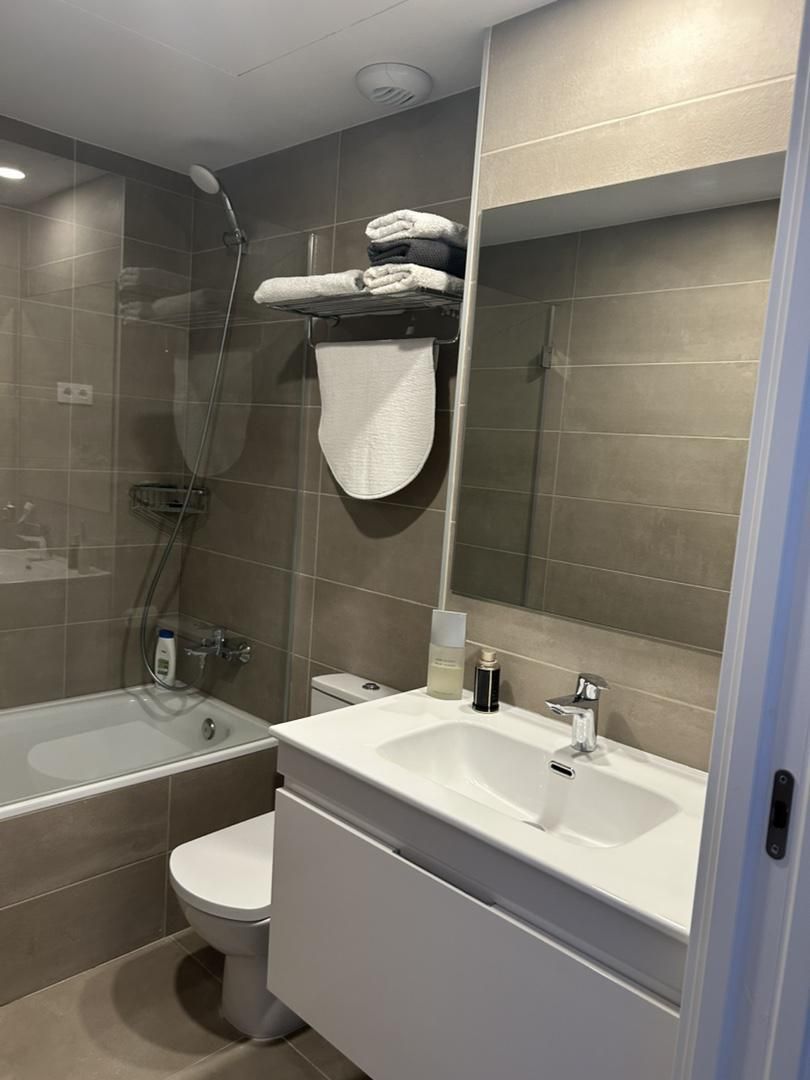 Bathroom of Flat to share in L'Hospitalet de Llobregat  with Air Conditioner, Heating and Parquet flooring
