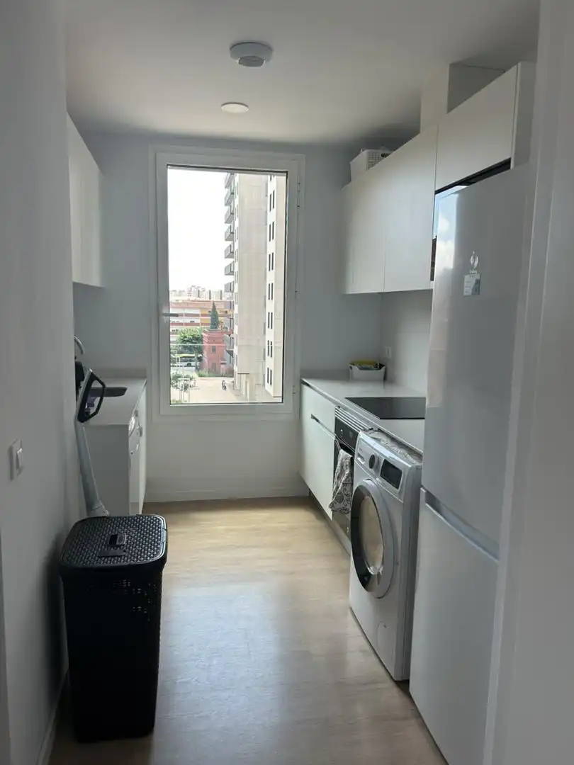 Kitchen of Flat for share in L'Hospitalet de Llobregat  with Air Conditioner, Heating and Parquet flooring