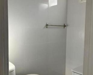 Bany de Apartament de lloguer en Palomares del Río amb Calefacció, Jardí privat i Moblat