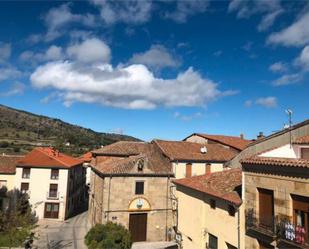 Vista exterior de Casa o xalet en venda en El Barco de Ávila  amb Terrassa i Moblat