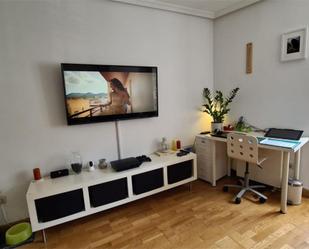 Living room of Apartment to rent in  Madrid Capital  with Heating, Parquet flooring and Furnished