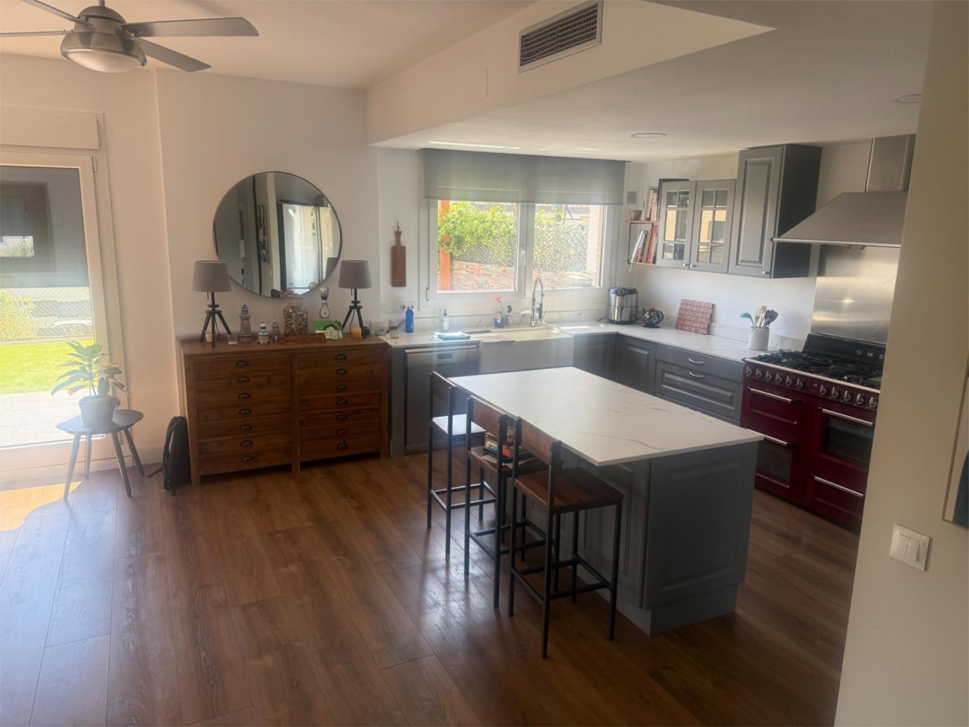Single-family semi-detached to rent in Calle Fernando Arbex, 9, Colonia