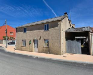 Vista exterior de Casa adosada en venda en Carballo amb Jardí privat i Moblat