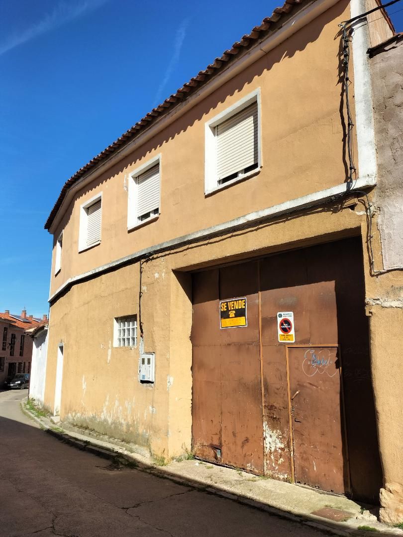 Vista exterior de Casa adosada en venda en Medina de Rioseco amb Calefacció, Terrassa i Traster