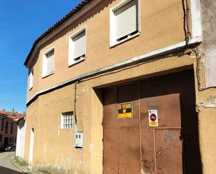 Exterior view of Single-family semi-detached for sale in Medina de Rioseco  with Heating, Terrace and Storage room