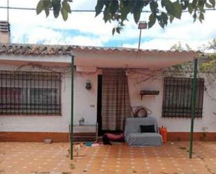 Vista exterior de Casa adosada de lloguer en Alcuéscar amb Jardí privat, Terrassa i Traster