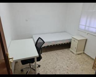 Dormitori de Pis per a compartir en  Sevilla Capital amb Aire condicionat, Calefacció i Moblat